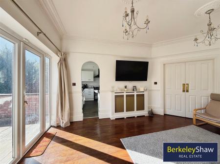 Front Lounge/Diner