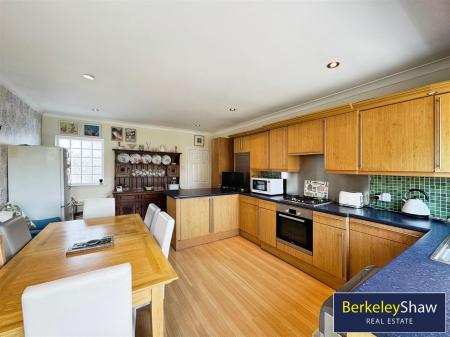 Kitchen diner (2)