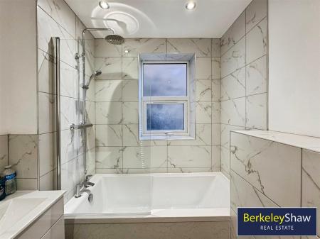 Family bathroom (2)