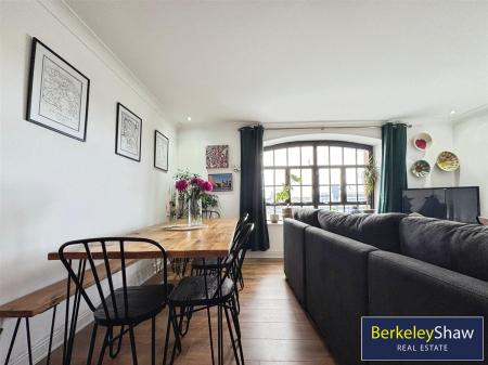 Living/dining area (2)