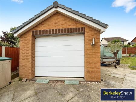 Detached Garage - Large