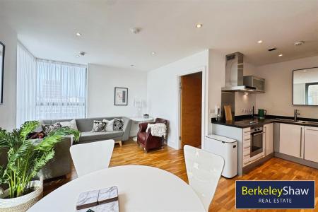 Open plan kitchen diner/living area (2)