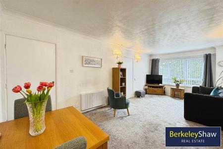 Living/dining room (2)