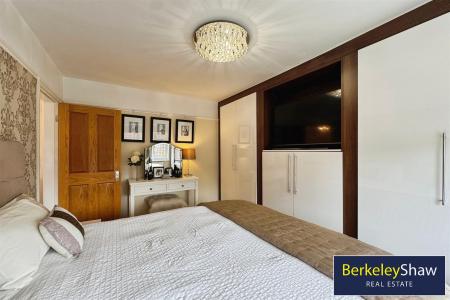 Master bedroom (2)