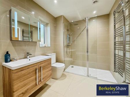 Ensuite Bathroom 1