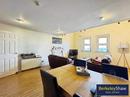 Living/dining room (2)