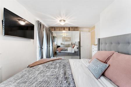 Lakeside View-Master bedroom (2)