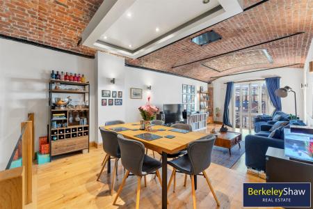 Living room/dining area (6)