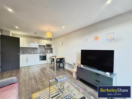 Open plan kitchen diner/living area (3)