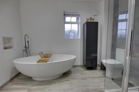 Jack & Jill  En-Suite Bathroom