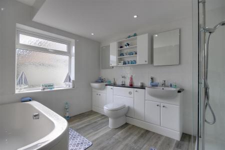 En-suite Bath/Shower Room