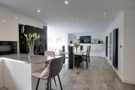 Kitchen / Dining Area