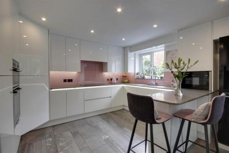 Kitchen / Dining Area