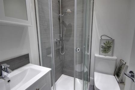 Separate Shower Room