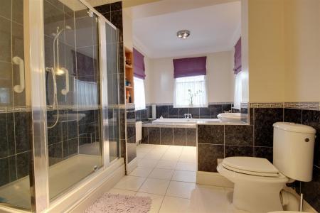 En-suite Bath/Shower Room