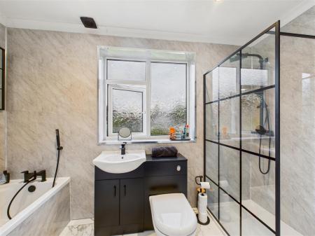 En-Suite Bathroom