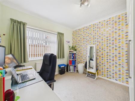Bedroom 5 / Office
