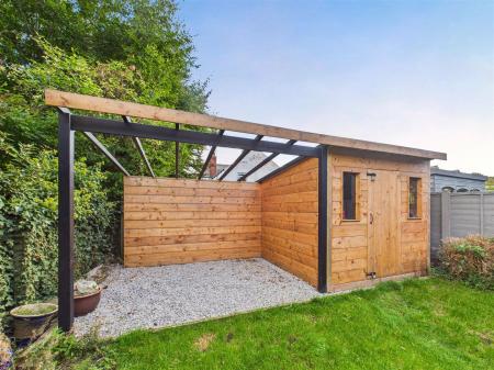 Summer House/Gravelled Area