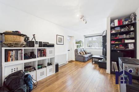 Annex snug