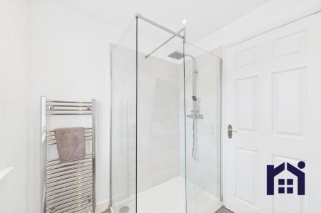 En suite to master