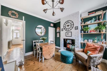 1371317-7-68f8ed4...