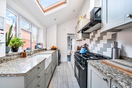 1371317-10-68f8ed...