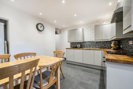 1372797-15-690e00...