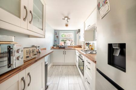 1373809-10-690de9...