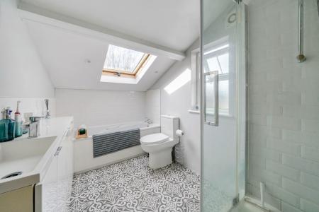 1373809-4-690de7e...