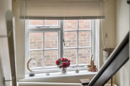 1374623-10-690dc8...