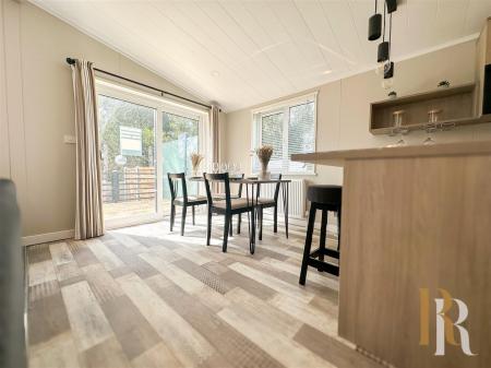 Living & Kitchen Space