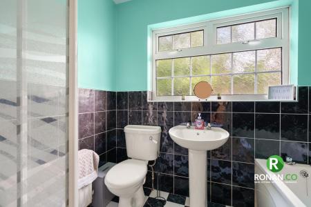 49 Glenside, Strabane, BT83 8PU (18 of 23).jpg