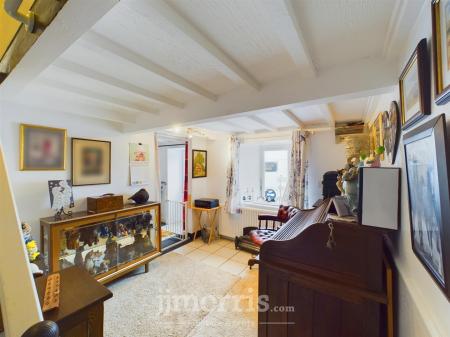 Sitting Room/Dining Room