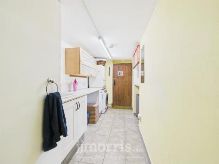 CAM05297G0-PR0021-STILL015.jpg
