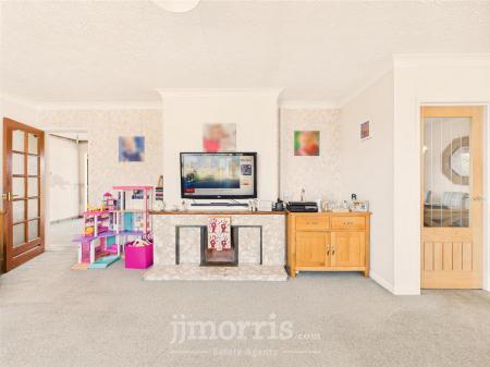 CAM05297G0-PR0048-STILL010.jpg