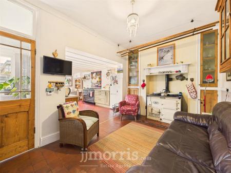 CAM05297G0-PR0068-STILL018.jpg