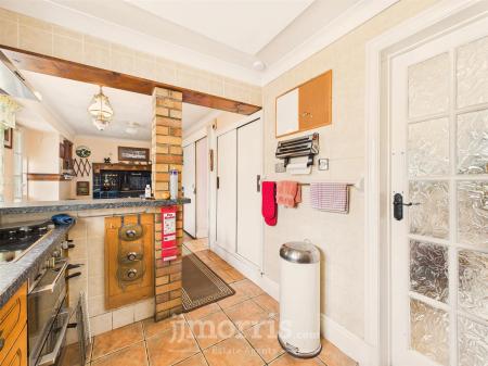 CAM05297G0-PR0095-STILL015.jpg