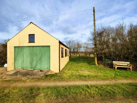 Garage/Workshop