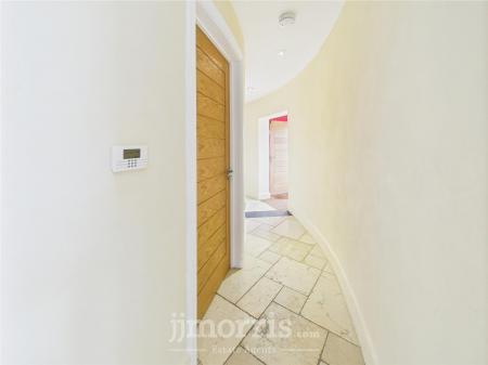 Hall (curved)