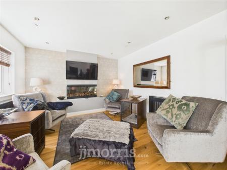 Lounge Area (Open Plan)