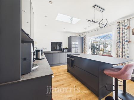 Kitchen/Breakfast Area (Open Plan)
