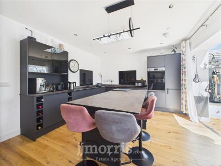 Kitchen/Breakfast Area (Open Plan)