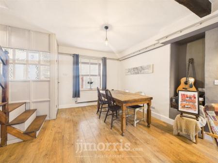 Lounge/Dining Area