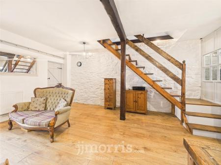 Lounge/Dining Area