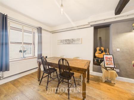 Lounge/Dining Area