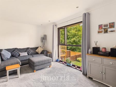 Lounge/Dining Area