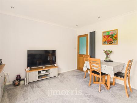Lounge/Dining Area