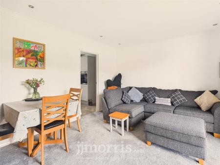Lounge/Dining Area