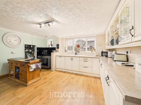 Kitchen/Breakfast Area