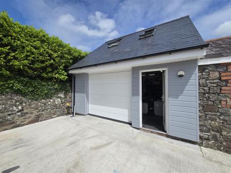 Garage/Workshop